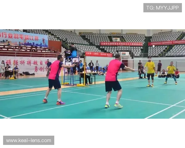 羽毛球世界赛精彩纷呈 赛场对决引发全球热议 竞技与激情交织 - 副本 (2)